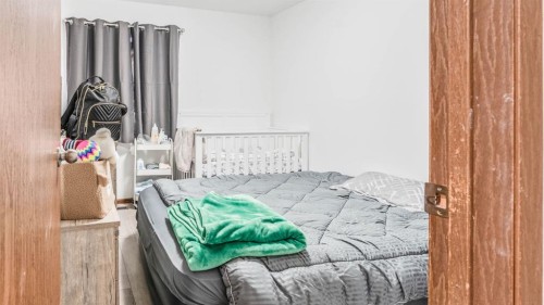 379 Maitland Crescent Ne, Calgary, AB - Indoor Photo Showing Bedroom