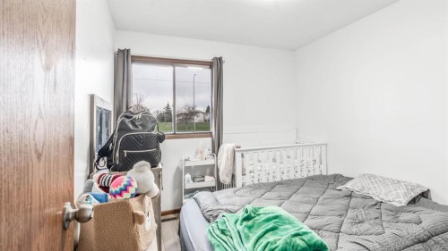379 Maitland Crescent Ne, Calgary, AB - Indoor Photo Showing Bedroom