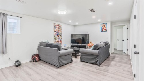 379 Maitland Crescent Ne, Calgary, AB - Indoor