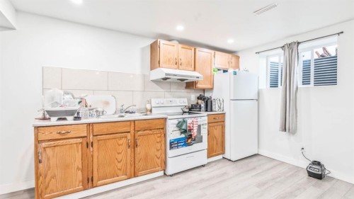 379 Maitland Crescent Ne, Calgary, AB - Indoor Photo Showing Kitchen