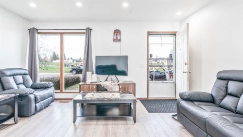 379 Maitland Crescent Ne, Calgary, AB - Indoor Photo Showing Living Room