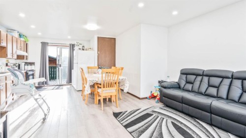 379 Maitland Crescent Ne, Calgary, AB - Indoor Photo Showing Other Room