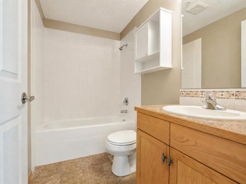 231-2020 32 Street South, Lethbridge, AB - Indoor Photo Showing Bathroom