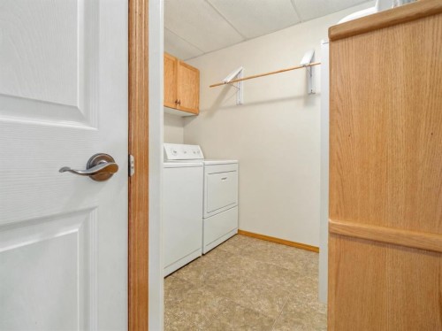 231-2020 32 Street South, Lethbridge, AB - Indoor Photo Showing Laundry Room