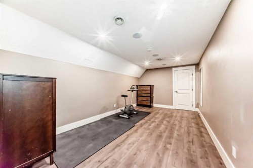 10909 Eamon Road Nw, Calgary, AB - Indoor Photo Showing Other Room