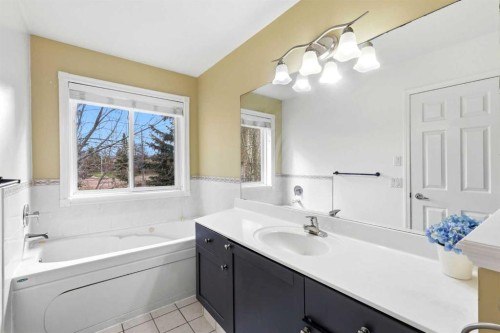 45 Patterson Hill Sw, Calgary, AB - Indoor Photo Showing Bathroom