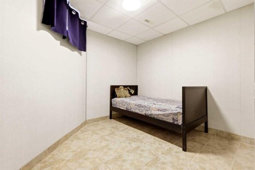 45 Patterson Hill Sw, Calgary, AB - Indoor Photo Showing Bedroom