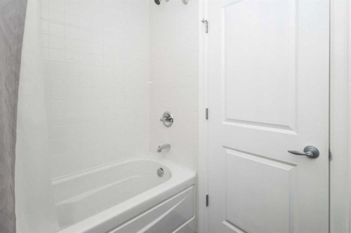 403-117 Copperpond Common Se, Calgary, AB - Indoor Photo Showing Bathroom