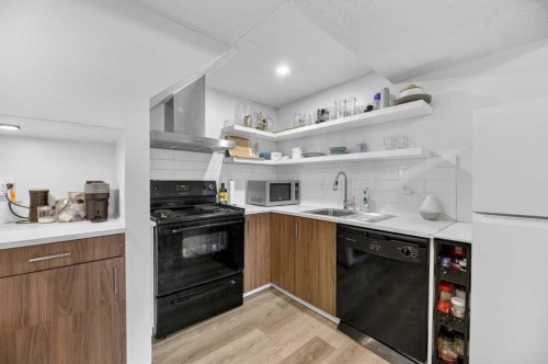 35 Queen Isabella Close Se, Calgary, AB - Indoor Photo Showing Kitchen