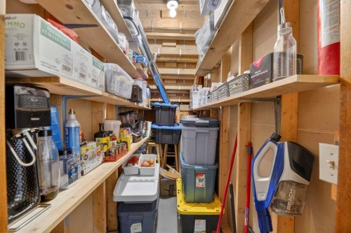35 Queen Isabella Close Se, Calgary, AB - Indoor