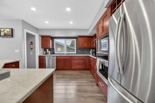 35 Queen Isabella Close Se, Calgary, AB - Indoor Photo Showing Kitchen