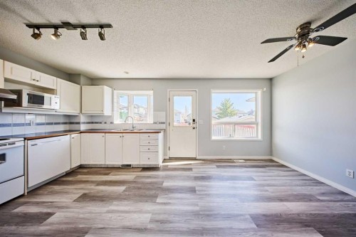 1085 Country Hills Circle Nw, Calgary, AB - Indoor Photo Showing Kitchen