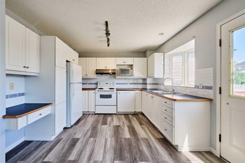 1085 Country Hills Circle Nw, Calgary, AB - Indoor Photo Showing Kitchen With Double Sink