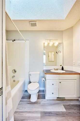 1085 Country Hills Circle Nw, Calgary, AB - Indoor Photo Showing Bathroom