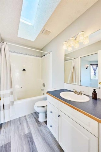 1085 Country Hills Circle Nw, Calgary, AB - Indoor Photo Showing Bathroom