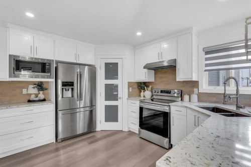 80 Canoe Square Sw, Airdrie, AB - Indoor Photo Showing Kitchen With Double Sink With Upgraded Kitchen