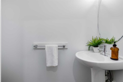 80 Canoe Square Sw, Airdrie, AB - Indoor Photo Showing Bathroom