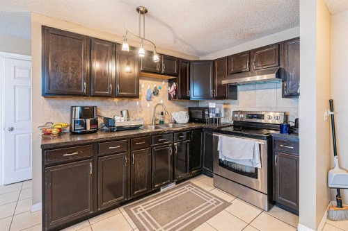 43 Abbercove Road Se, Calgary, AB - Indoor Photo Showing Kitchen