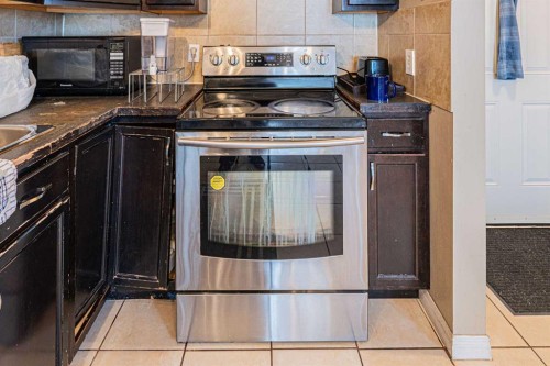 43 Abbercove Road Se, Calgary, AB - Indoor Photo Showing Kitchen