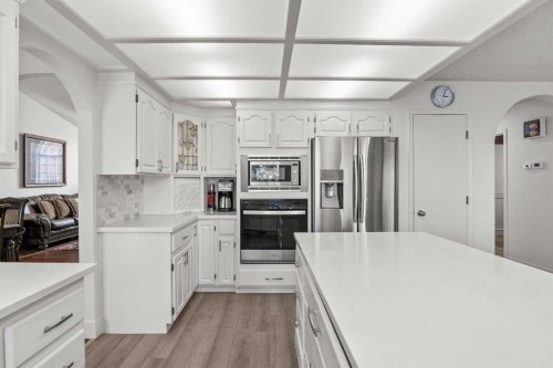 1360 Shawnee Road Sw, Calgary, AB - Indoor Photo Showing Other Room