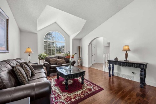 1360 Shawnee Road Sw, Calgary, AB - Indoor Photo Showing Living Room