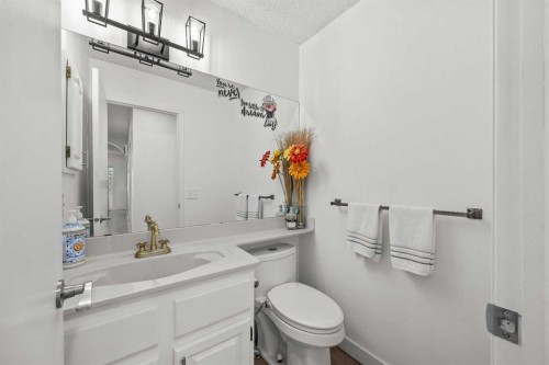 1360 Shawnee Road Sw, Calgary, AB - Indoor Photo Showing Bathroom