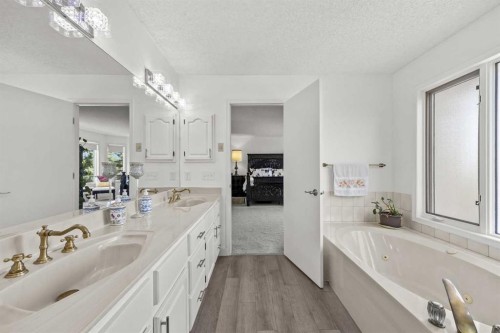 1360 Shawnee Road Sw, Calgary, AB - Indoor Photo Showing Bathroom