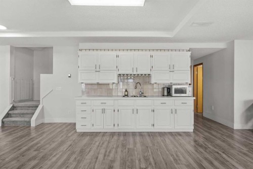 1360 Shawnee Road Sw, Calgary, AB - Indoor Photo Showing Kitchen