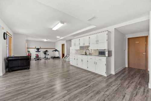 1360 Shawnee Road Sw, Calgary, AB - Indoor Photo Showing Kitchen