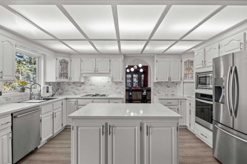1360 Shawnee Road Sw, Calgary, AB - Indoor Photo Showing Kitchen With Upgraded Kitchen