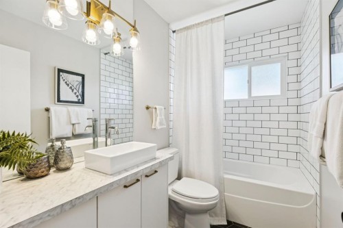 48 Haddock Road Sw, Calgary, AB - Indoor Photo Showing Bathroom