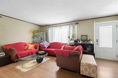 124 Maitland Drive Ne, Calgary, AB - Indoor Photo Showing Living Room