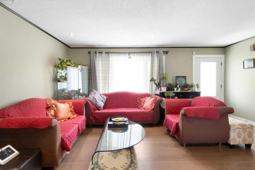 124 Maitland Drive Ne, Calgary, AB - Indoor Photo Showing Living Room