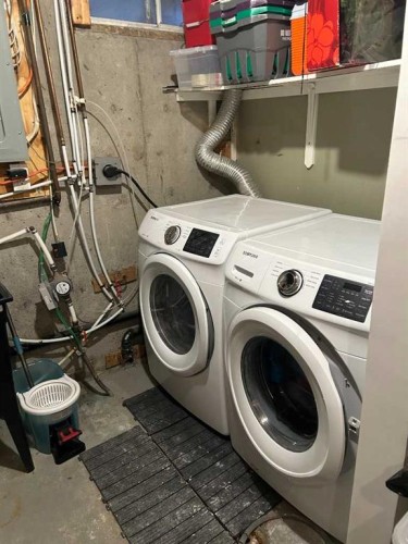 124 Maitland Drive Ne, Calgary, AB - Indoor Photo Showing Laundry Room