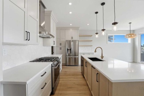8 Tipping Avenue, Red Deer, AB - Indoor Photo Showing Kitchen With Double Sink With Upgraded Kitchen