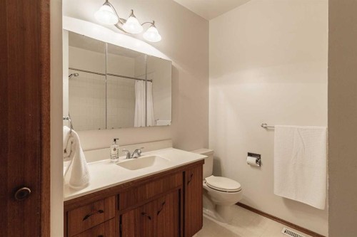 5222 Dalhousie Drive Nw, Calgary, AB - Indoor Photo Showing Bathroom