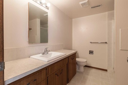 5222 Dalhousie Drive Nw, Calgary, AB - Indoor Photo Showing Bathroom