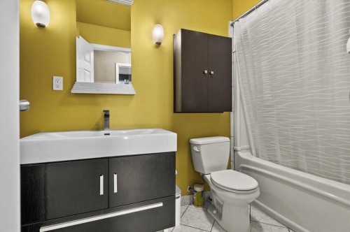 740 Canfield Place Sw, Calgary, AB - Indoor Photo Showing Bathroom