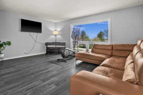 740 Canfield Place Sw, Calgary, AB - Indoor Photo Showing Living Room