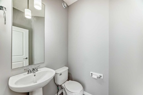 148 Howse Avenue Ne, Calgary, AB - Indoor Photo Showing Bathroom