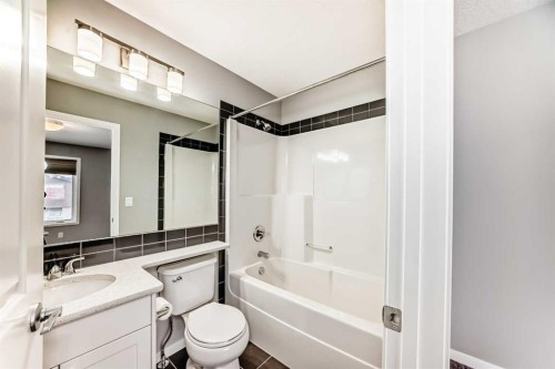 148 Howse Avenue Ne, Calgary, AB - Indoor Photo Showing Bathroom