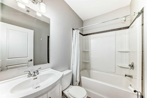 148 Howse Avenue Ne, Calgary, AB - Indoor Photo Showing Bathroom