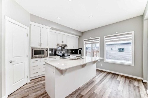 148 Howse Avenue Ne, Calgary, AB - Indoor Photo Showing Kitchen