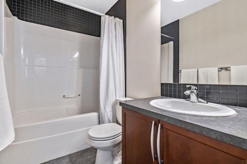 30 Drake Landing Common, Okotoks, AB - Indoor Photo Showing Bathroom