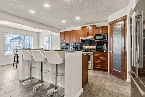 30 Drake Landing Common, Okotoks, AB - Indoor Photo Showing Kitchen