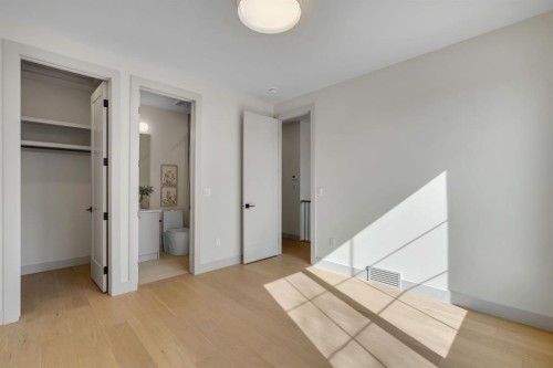 2034 49 Avenue Sw, Calgary, AB - Indoor