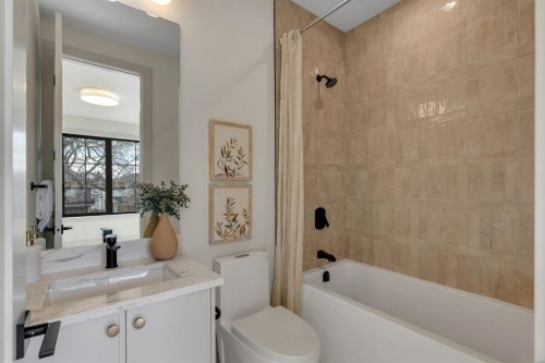 2034 49 Avenue Sw, Calgary, AB - Indoor Photo Showing Bathroom