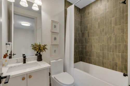 2034 49 Avenue Sw, Calgary, AB - Indoor Photo Showing Bathroom