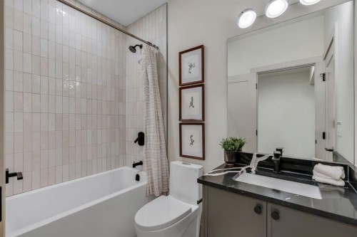 2034 49 Avenue Sw, Calgary, AB - Indoor Photo Showing Bathroom