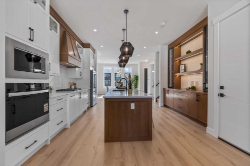 8108 47 Avenue Nw, Calgary, AB - Indoor Photo Showing Kitchen With Upgraded Kitchen